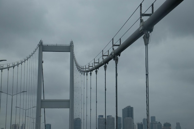 Photo suspension machinery bridge beautiful view of the bridge in istanbul traffic of cars in the city