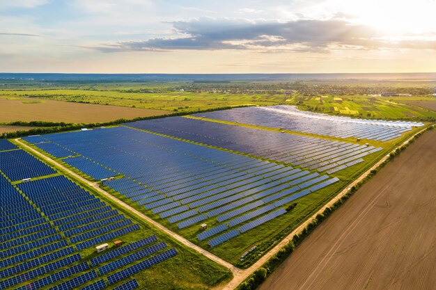 사진 태양광 광전 패널의 많은 줄을 가진 지속 가능한 전기 발전소는 해가 지면 깨한 생태적 전기 에너지를 생산하기 위해 0 배출 개념의 재생 가능한 전기입니다.