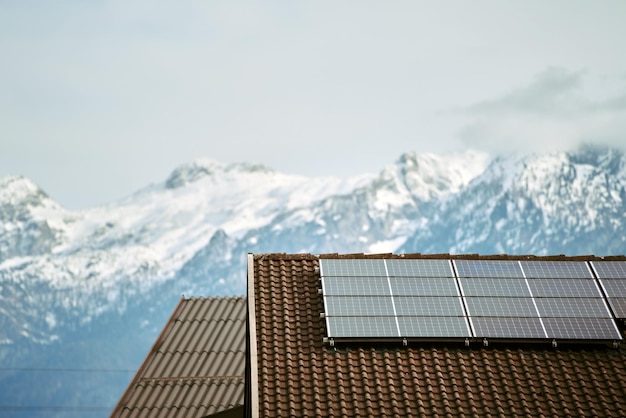 Foto vivere in modo sostenibile nelle alpi casa alimentata a energia solare con vista sulle montagne
