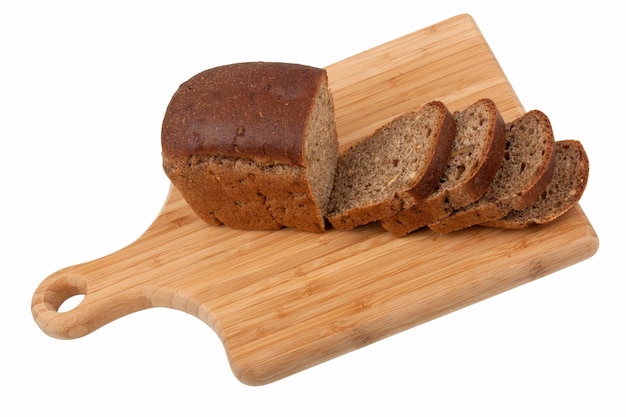 Положить черный хлеб на кухонную доску на белом фоне