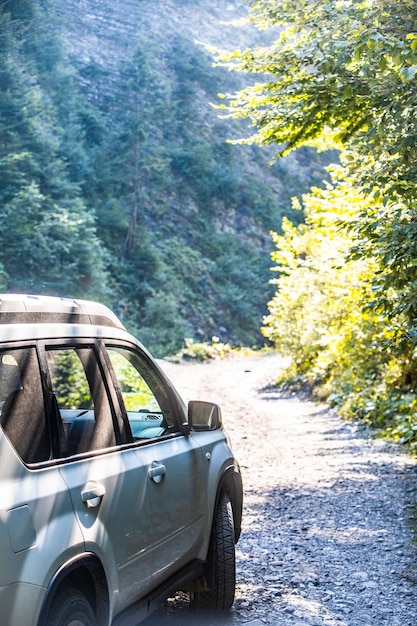 Suv-auto bij de zomer van het bergpad