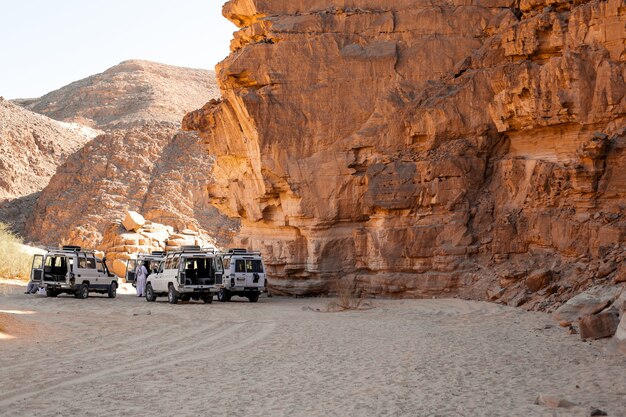 SUV-auto-expeditie in een steenwoestijn van Egypte. Berglandschap met offroad-voertuig.