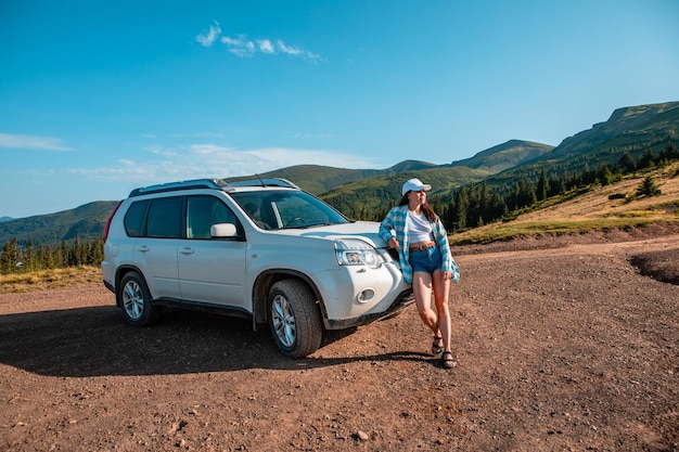 Suv-auto op de bovenkant van de Karpatische bergketen van Oekraïne