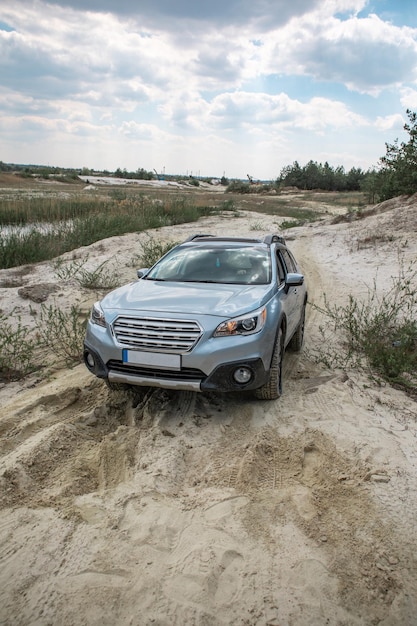 Suv-auto's die zandbarrière overwinnen. off-road-concept. kopieer ruimte