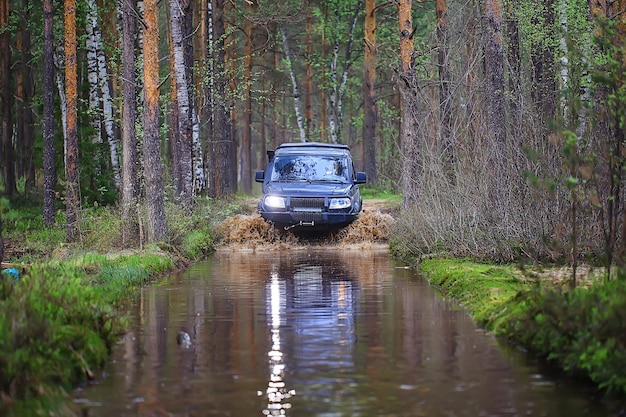 SUV bos doorwaadbare plaats over de rivier extreem wegtoerisme 4 op 4