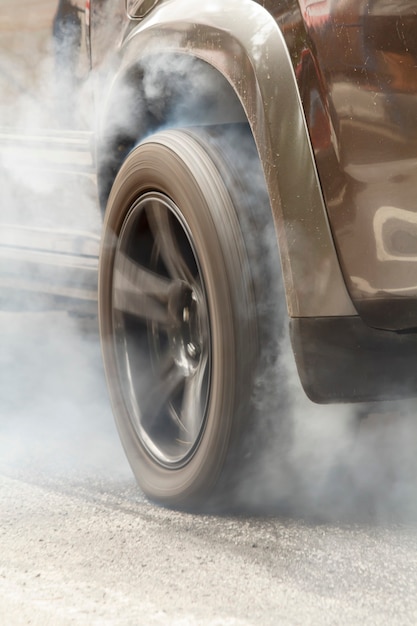 Foto l'auto suv brucia la gomma dalle gomme in preparazione della gara