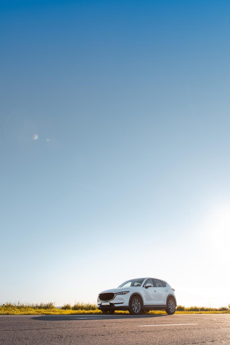 Photo 일몰 복사 공간에 길가에 suv 자동차