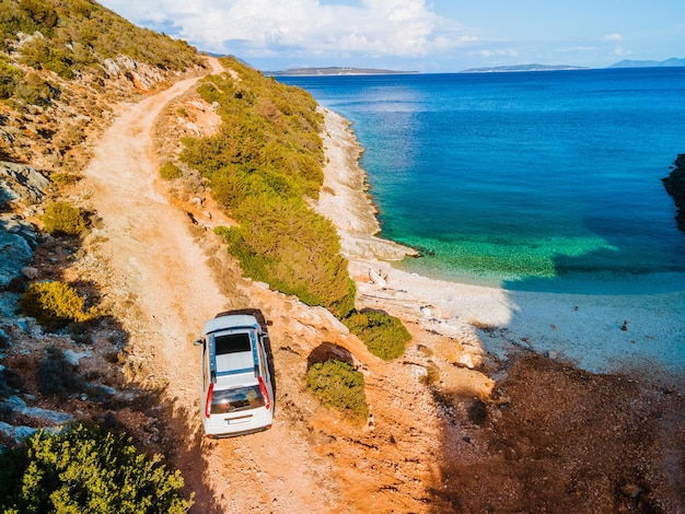 트레일 도로 바다 휴가에서 Suv 자동차 Lefkada 그리스