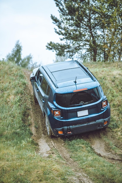 汚れた道路による Suv 車旅行の概念