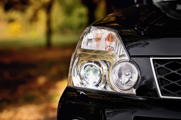 SUV-koplamp close-up.