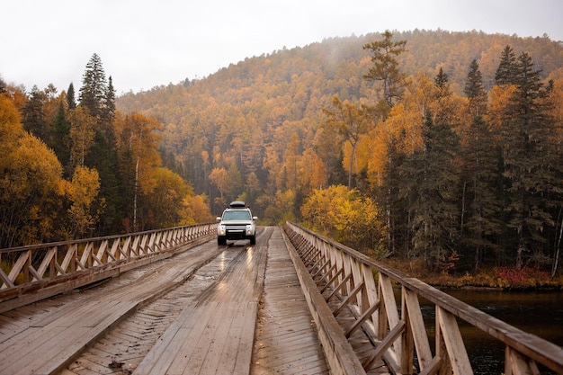 SUV op de houten brug over een bergrivier