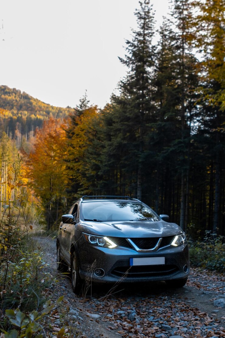 Suv op een schilderachtige herfst grindweg