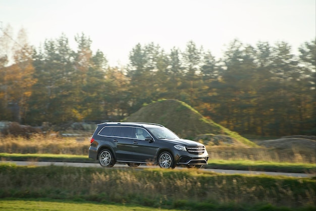 SUV op een schilderachtige rit door de natuur