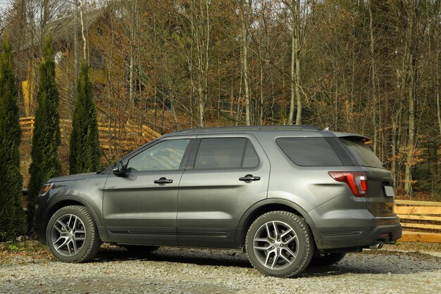 Photo an suv stands in a parking lot in the mountains