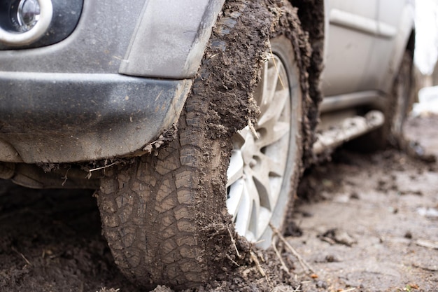 泥で汚れた SUV ホイール オフロードと悪天候
