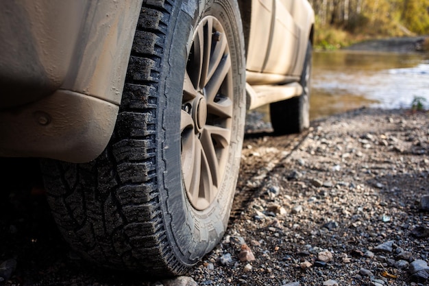 写真 川を渡る前の未舗装の道路で at タイヤを装着した suv