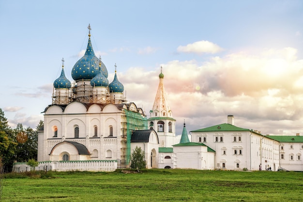 Suzdal Kremlin bij zonsondergang Rusland