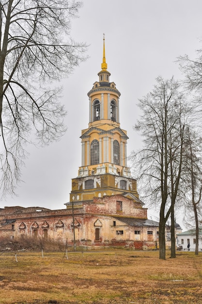 Suzdal Rusland 08 maart 2020 Dominee klokkentoren van het Rizopolozhensky-klooster