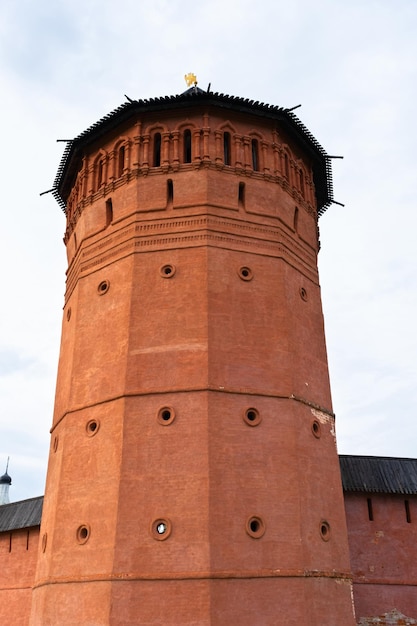 Photo suzdal russia april 25 2023 tower with loopholes in the spasoeuthymius monastery