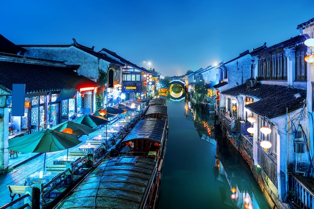 Vista notturna della città antica di suzhou