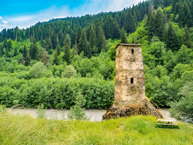 Сванская башня в сельской местности Сванетии, Грузия