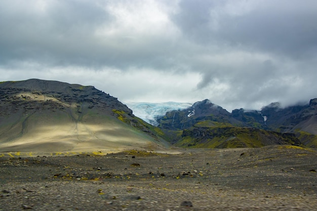 Skaftafell Vatnajokull 국립 공원, 아이슬란드의 Svartifoss 폭포 녹색 극적인 풍경