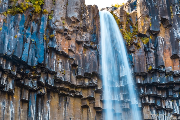 Svartifoss-waterval, detail van het bovenste deel van de mooiste waterval in het zuiden van IJsland