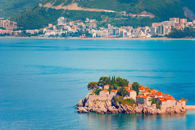 Sveti Stefan-eiland dichtbij Budva, Montenegro. Luxe resort aan de Adriatische zee. Bovenaanzicht. Beroemde reisbestemming