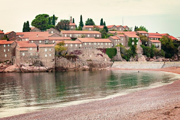 Sveti Stefan eilandstad bij zonsondergang, Montenegro