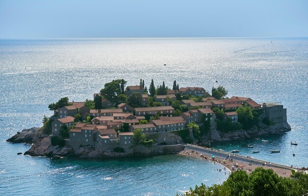 Foto isola di sveti stefan con case in montenegro