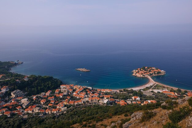 Foto sveti stefan uitzicht vanaf de berg montenegro de adriatische zee de balkan