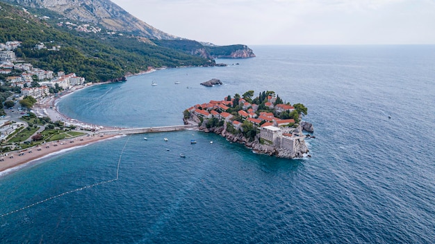 Sveti stefan vista dall'aria l'hotel dell'isola montenegro