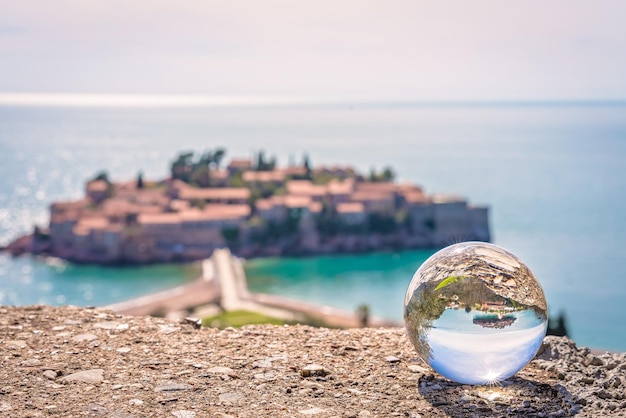 Sveti Stefan weerspiegeld in een glazen bol