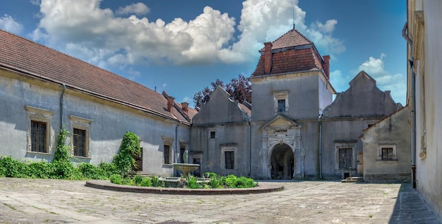 Svirzh, Oekraïne 10.07.2021. Svirzh Castle in de regio Lviv in Oekraïne op een zonnige zomerdag