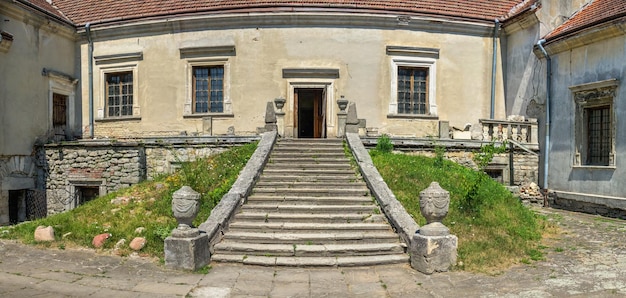 Svirzh, Oekraïne 10.07.2021. Svirzh Castle in de regio Lviv in Oekraïne op een zonnige zomerdag