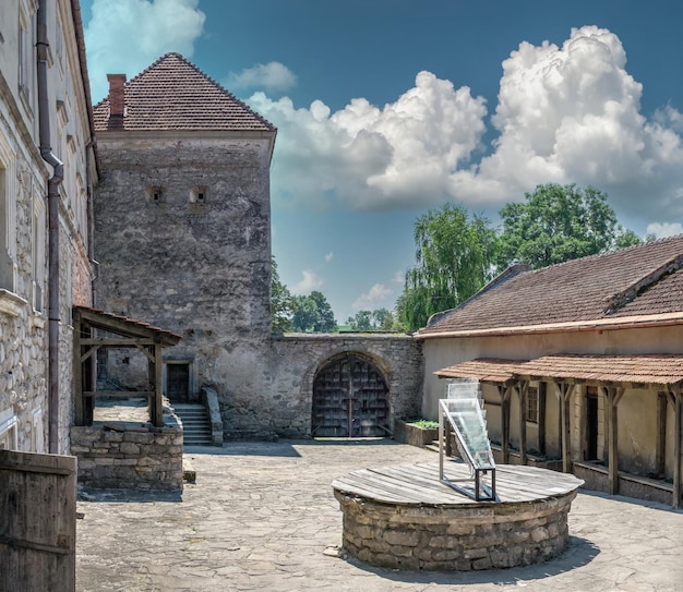 Svirzh, Oekraïne 10.07.2021. Svirzh Castle in de regio Lviv in Oekraïne op een zonnige zomerdag