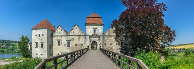 Svirzh, Oekraïne 10.07.2021. Svirzh Castle in de regio Lviv in Oekraïne op een zonnige zomerdag