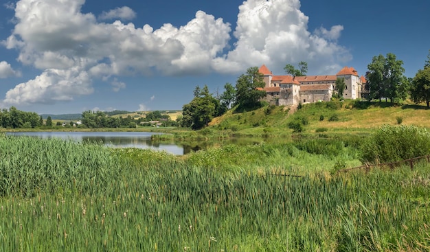 Svirzh, Oekraïne 10.07.2021. Svirzh Castle in de regio Lviv in Oekraïne op een zonnige zomerdag