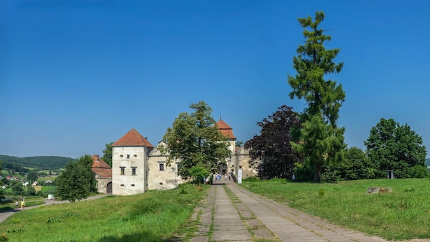 Svirzh, Oekraïne 10.07.2021. Svirzh Castle in de regio Lviv in Oekraïne op een zonnige zomerdag