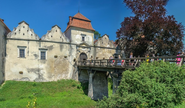 Svirzh, Oekraïne 10.07.2021. Svirzh Castle in de regio Lviv in Oekraïne op een zonnige zomerdag