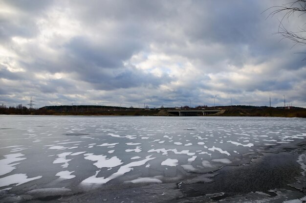 Il fiume svisloch scorre a minsk e crea punti panoramici in bielorussia