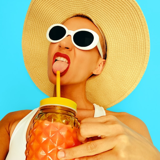 Swag strandvakantie meisje. Gebruik voor feestvlieger. Smoothies Frisse stemming