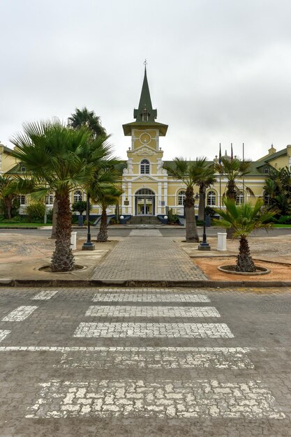 Photo swakopmund hotel based on the architecture of the historic 1902 station building in swakopmund namibia