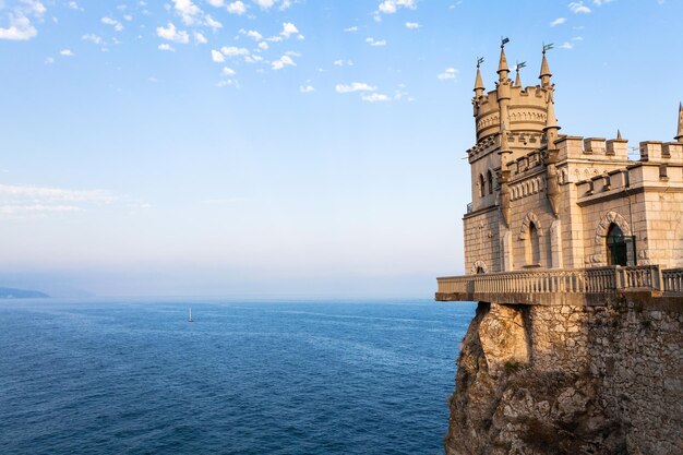 Photo swallow nest castle in crimea in autumn evening