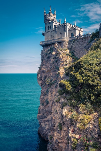 Замок Ласточкино гнездо на скале над Черным морем Крым
