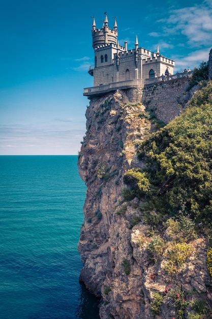 Swallow's Nest-kasteel op de rots boven de Krim van de Zwarte Zee