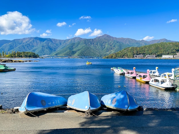 Foto la barca del cigno al molo di legno del lago yamanaka