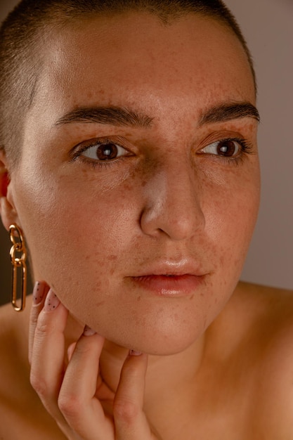 Photo a swarthy girl with short hair and freckles authentic close-up portrait