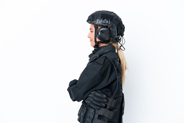 Swat donna caucasica isolata su sfondo bianco in posizione laterale