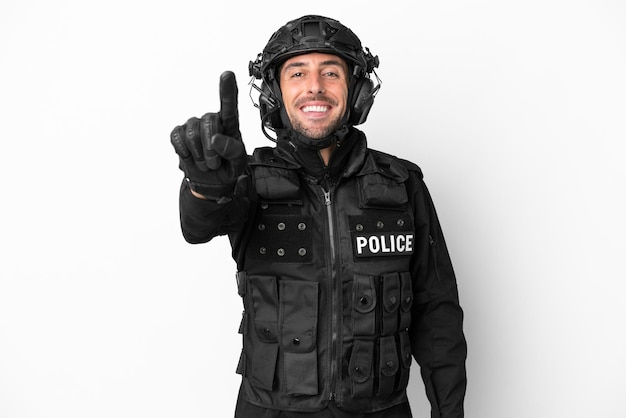 SWAT-kaukasische man geïsoleerd op een witte achtergrond die een vinger toont en optilt